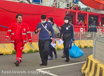 Civitavecchia - La Ocean Viking in porto - I migranti