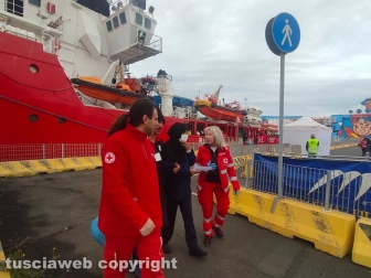 Civitavecchia - La Ocean Viking in porto - I migranti