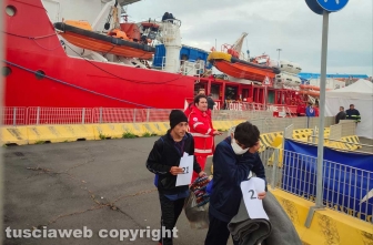 Civitavecchia - La Ocean Viking in porto - I migranti