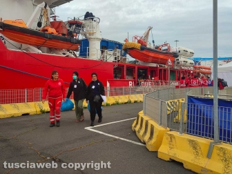 Civitavecchia - La Ocean Viking in porto - I migranti