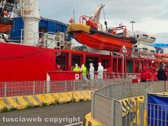 Civitavecchia - La Ocean Viking in porto - I medici salgono sulla nave