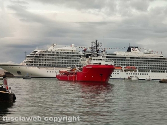 Civitavecchia - La Ocean Viking mentre entra in porto