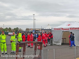 Civitavecchia - La Ocean Viking in porto - La Croce rossa