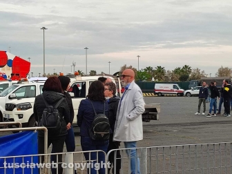 Civitavecchia - La Ocean Viking - Il sindaco Ernesto Tedesco