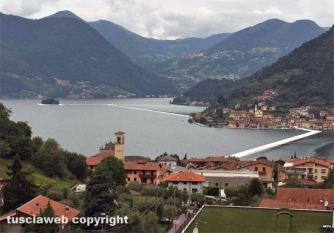 La passerella sul lago d'Iseo
