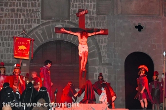 Viterbo - Piazza San Lorenzo - La crocifissione di Cristo