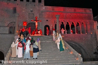 Viterbo - Piazza San Lorenzo - La crocifissione di Cristo
