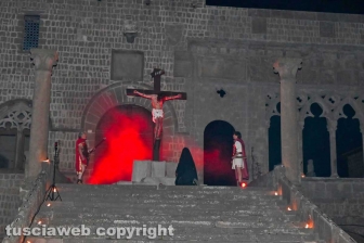 Viterbo - Piazza San Lorenzo - La crocifissione di Cristo