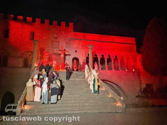 Viterbo - Piazza San Lorenzo - La crocifissione di Cristo