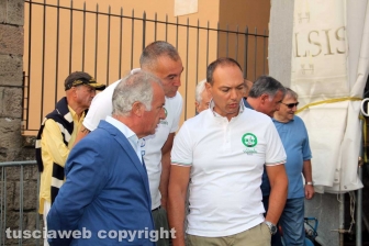 La pesata della macchina con l'esercito