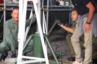 La pesata della macchina con l'esercito