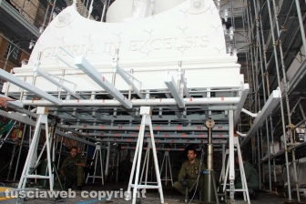 La pesata della macchina con l'esercito
