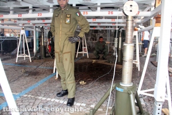 La pesata della macchina con l'esercito