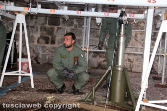La pesata della macchina con l'esercito