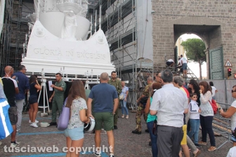 La pesata della macchina con l'esercito