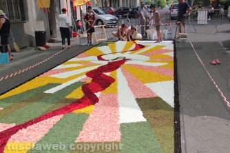 La pioggia rovina l\'infiorata