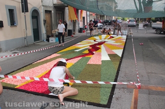 La pioggia rovina l\'infiorata