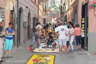 La pioggia rovina l\'infiorata