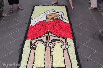 La pioggia rovina l\'infiorata