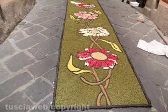 La pioggia rovina l\'infiorata