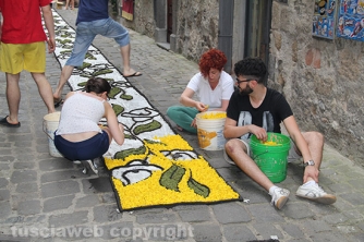 La pioggia rovina l\'infiorata