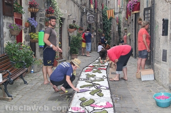 La pioggia rovina l\'infiorata