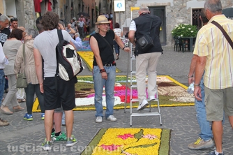 La pioggia rovina l\'infiorata