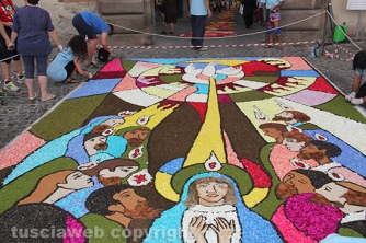 La pioggia rovina l\'infiorata