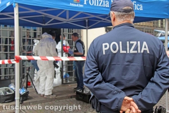 Viterbo - I rilievi della polizia scientifica al negozio Fedeli di via San Luca