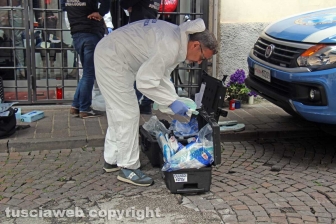 Viterbo - I rilievi della polizia scientifica al negozio Fedeli di via San Luca