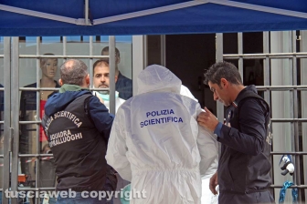 Viterbo - I rilievi della polizia scientifica al negozio Fedeli di via San Luca