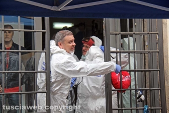 Viterbo - I rilievi della polizia scientifica al negozio Fedeli di via San Luca