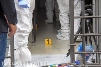 Viterbo - I rilievi della polizia scientifica al negozio Fedeli di via San Luca