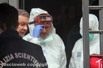 Viterbo - I rilievi della polizia scientifica al negozio Fedeli di via San Luca