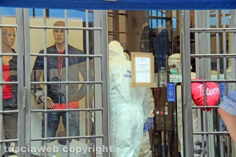 Viterbo - I rilievi della polizia scientifica al negozio Fedeli di via San Luca