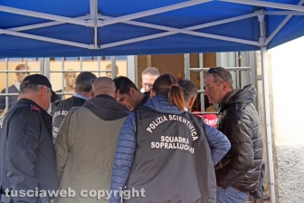 Viterbo - I rilievi della polizia scientifica al negozio Fedeli di via San Luca