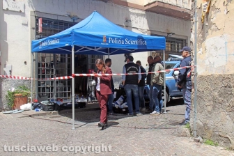 Viterbo - I rilievi della polizia scientifica al negozio Fedeli di via San Luca