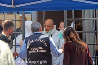 Viterbo - I rilievi della polizia scientifica al negozio Fedeli di via San Luca