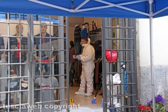 Viterbo - I rilievi della polizia scientifica al negozio Fedeli di via San Luca