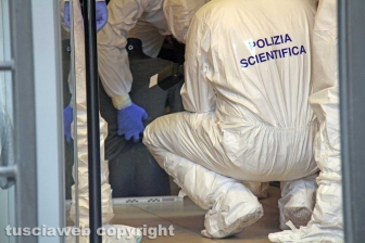 Viterbo - I rilievi della polizia scientifica al negozio Fedeli di via San Luca