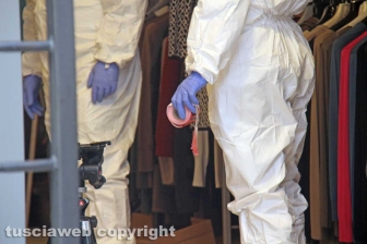 Viterbo - I rilievi della polizia scientifica al negozio Fedeli di via San Luca