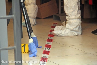 Viterbo - I rilievi della polizia scientifica al negozio Fedeli di via San Luca