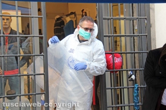 Viterbo - I rilievi della polizia scientifica al negozio Fedeli di via San Luca