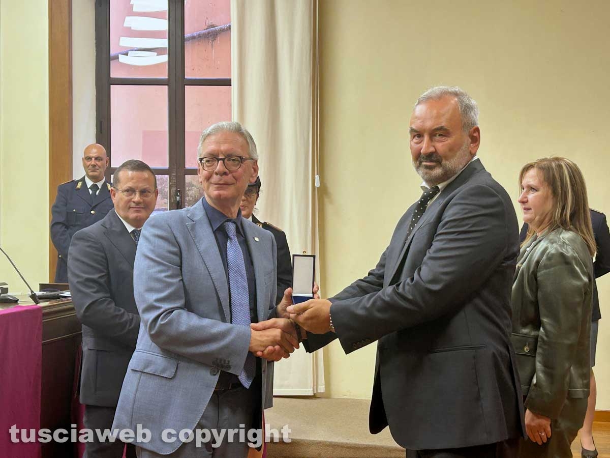 Viterbo - La premiazione dei poliziotti in pensione