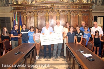 Viterbo - L'assegno di beneficenza del mercatino dei ragazzi