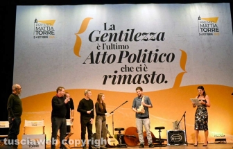 Viterbo - Il premio Mattia Torre - Emma Torre premia il vincitore Francesco Meluzzi