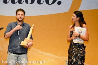 Viterbo - Francesco Meluzzi, vincitore del premio Mattia Torre, con Geppi Cucciari