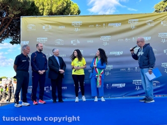 Viterbo - La prima Half Marathon - La partenza - Antonella Sberna, Chiara Frontini e il vescovo Orazio Francesco Piazza