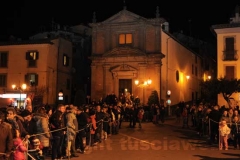Le immagini della suggestiva processione a Bagnaia