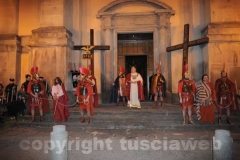 Le immagini della suggestiva processione a Bagnaia